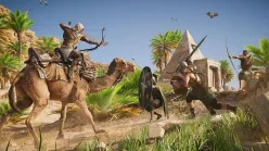 خرید Assassin’s Creed Origins برای کامپیوتر – نمای Bayek سوار بر شتر در بیابان